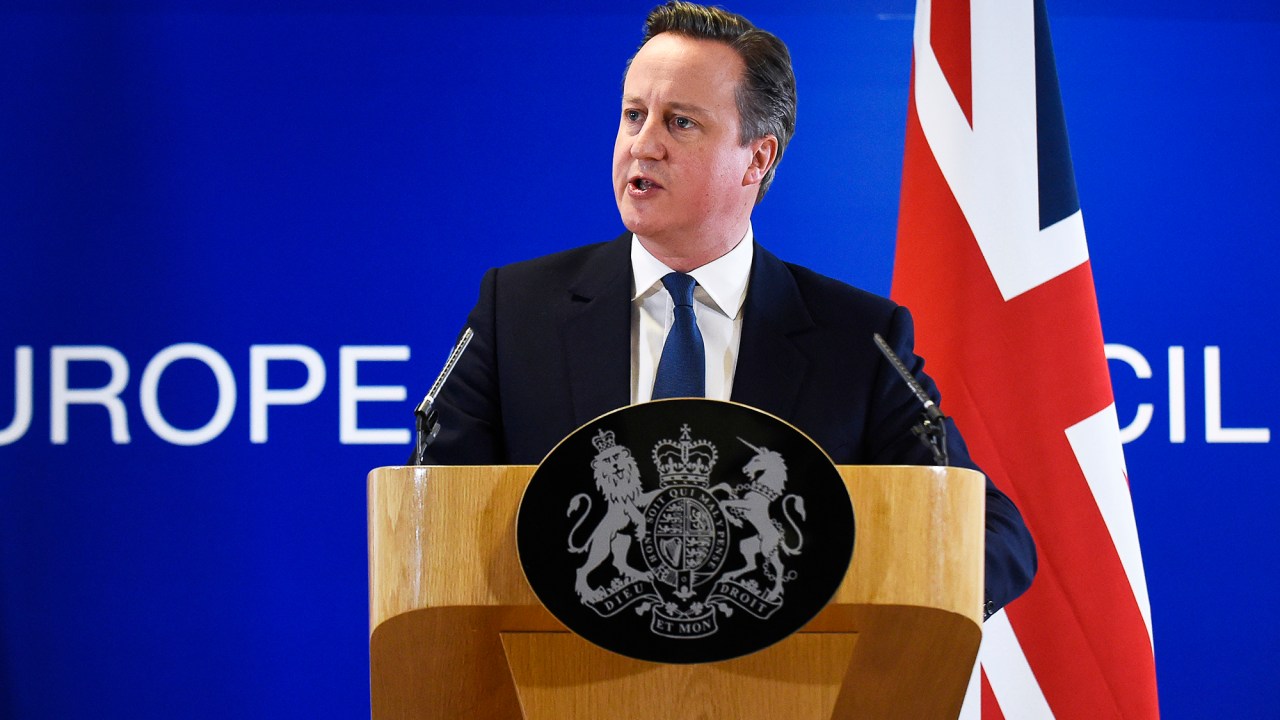 O primeiro-ministro britânico, David Cameron, dá uma coletiva de imprensa, na cúpula da União Europeia, em Bruxelas, na Bélgica, depois de selar um acordo entre os líderes europeus, nesta sexta-feira (19). O acordo, abre caminho para a proposta de um referendo, para decidir se a Grã-Bretanha permanece ou não como país-membro do bloco