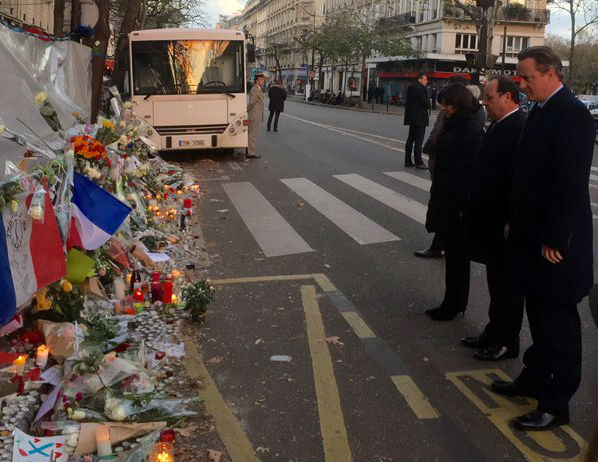 David Cameron e François Hollande em frente ao Bataclan, em Paris, onde 90 pessoas foram mortas em 13 de novembro