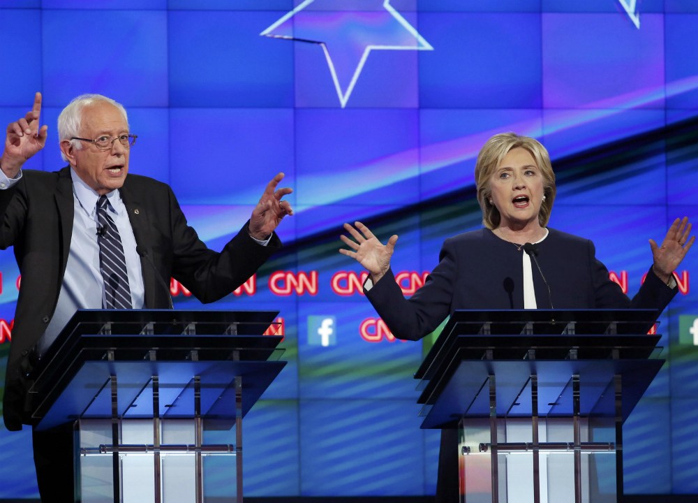Os pré-candidatos democratas Bernie Sanders e Hillary Clinton