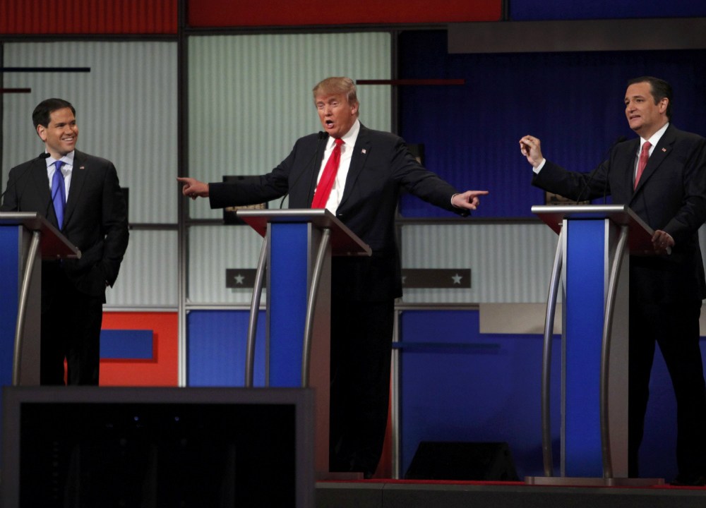 Os pré-candidatos Donald Trump, Marco Rubio e Ted Cruz durante o debate em North Charleston