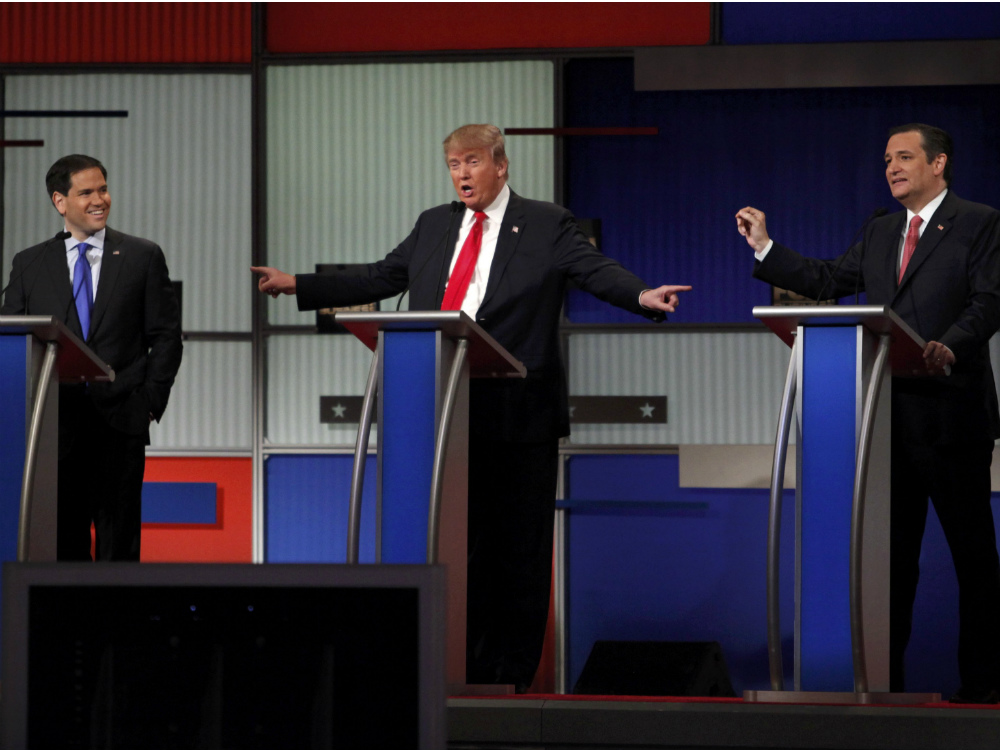 Os pré-candidatos republicanos Ben Carson e Donald Trump durante o debate