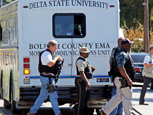Policiais no campus da Universidade Estadual Delta, no Mississipi