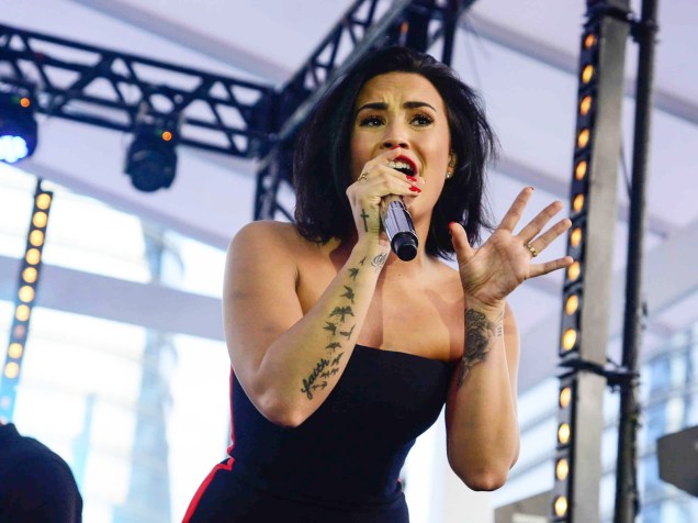 Demi Lovato faz show em terraço de shopping em São Paulo
