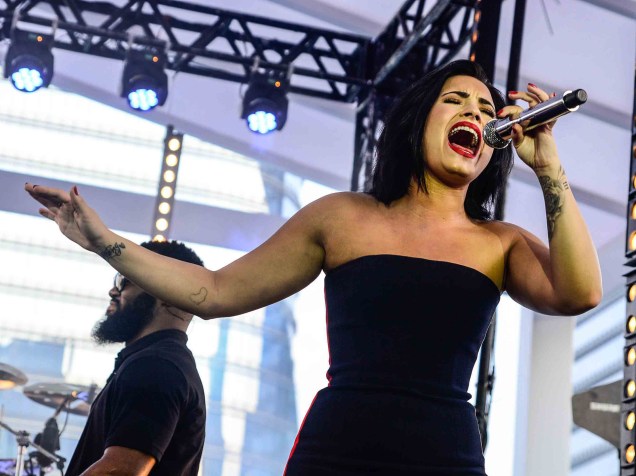Demi Lovato faz show em terraço de shopping em São Paulo