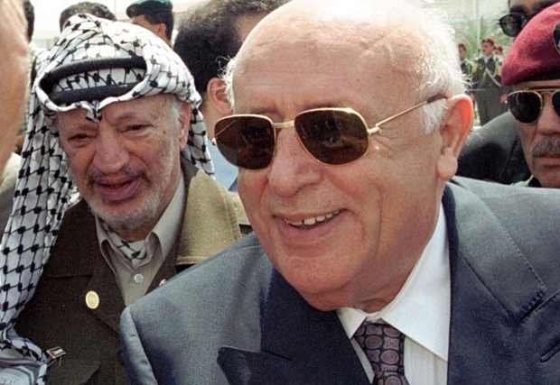 Suleyman Demirel ao lado do palestino Yasser Arafat durante visita a Gaza, em 1999