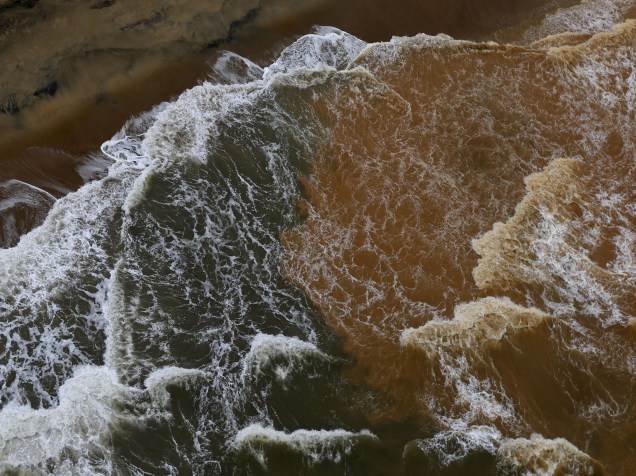 Lama que inundou o Rio Doce após rompimento de barragem da Samarco é vista no mar de Espírito Santo
