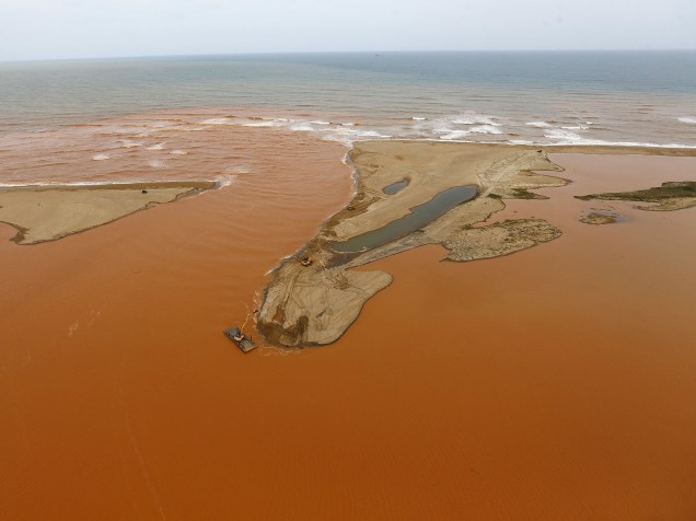 Lama de rejeitos vinda da barragem da Samarco chega ao mar no Espírito Santo