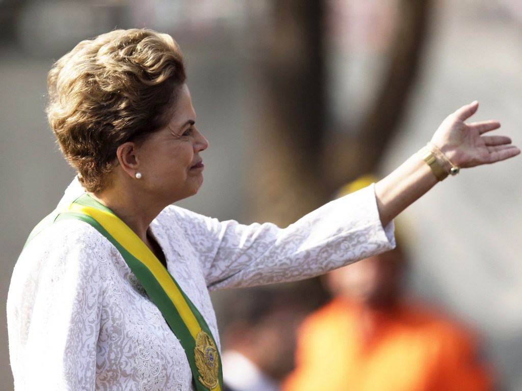 Presidente Dilma Rousseff acena de dentro do carro durante desfile nesta segunda-feira (7)