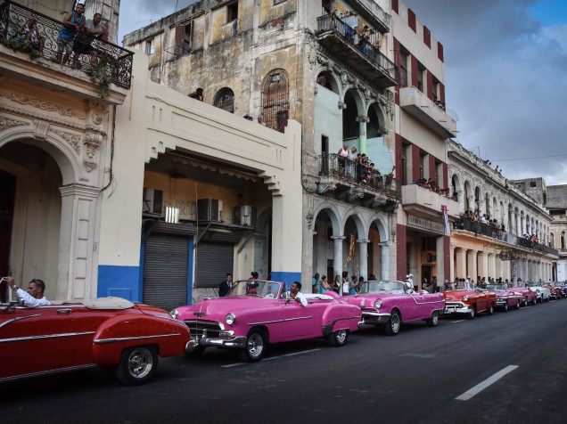 Cidadãos cubanos tentam acompanhar de suas casas o desfile da Chanel em Havana - 03/05/2016<br><br>