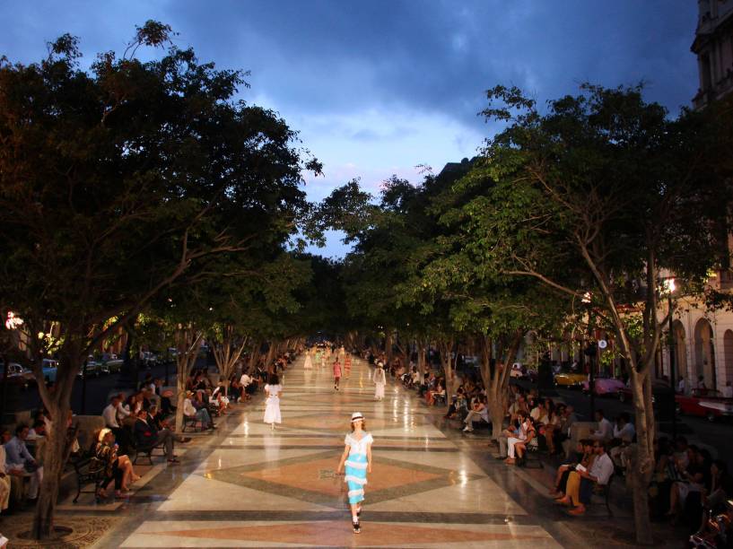 Modelos apresentam criações do designer alemão Karl Lagerfield durante desfile da Chanel, na rua Paseo del Prado em Havana, Cuba - 03/05/2016