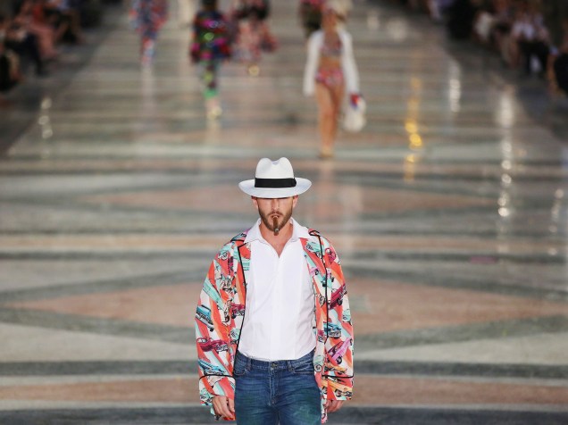 Modelos apresentam criações do designer alemão Karl Lagerfield durante desfile da Chanel, na rua Paseo del Prado em Havana, Cuba - 03/05/2016<br><br>