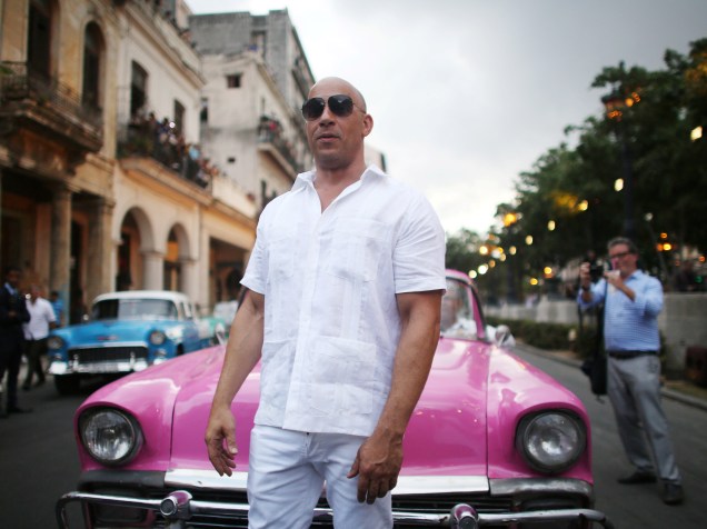 O ator Vin Diesel posa para fotos antes do desfile da Chanel em Havana, Cuba - 03/05/2016