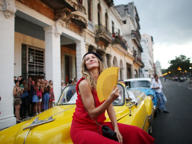 A top model brasileira Gisele Bündchen posa para fotos antes do desfile da Chanel com criações do designer alemão Karl Lagerfield, em Havana, Cuba - 03/05/2016