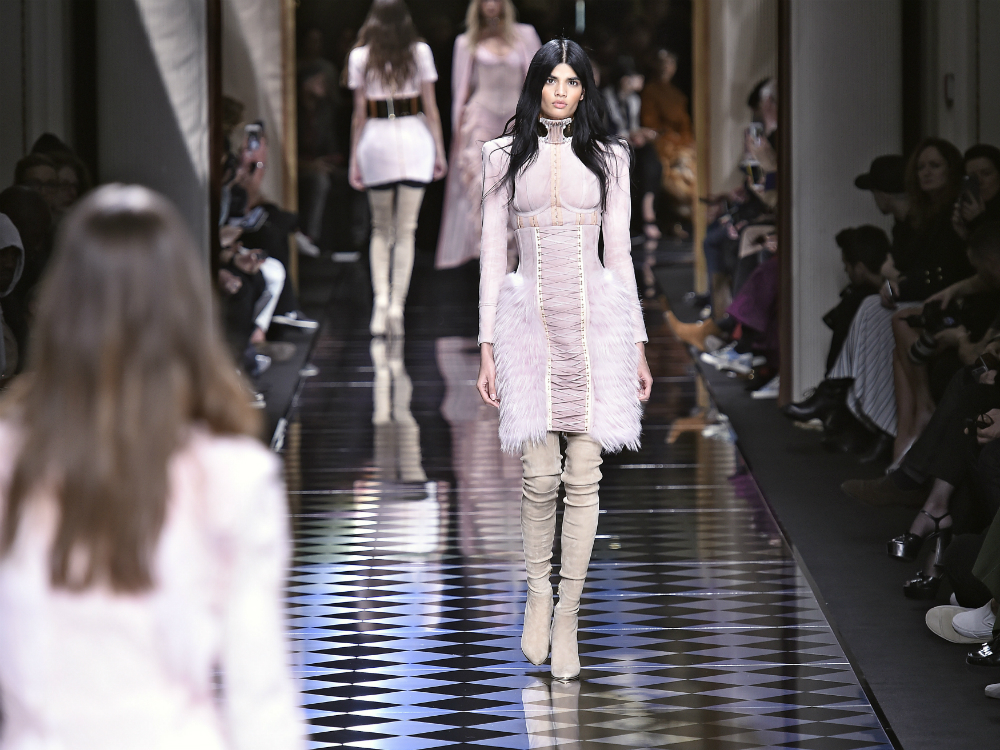 Desfile da Balmain na Semana de Moda de Paris, versão outono/inverno 2016 e 2017