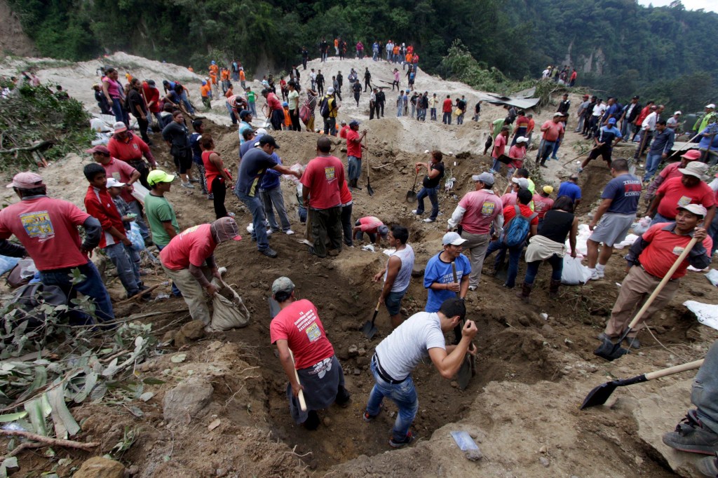 Equipes buscam desaparecidos após deslizamento de terra