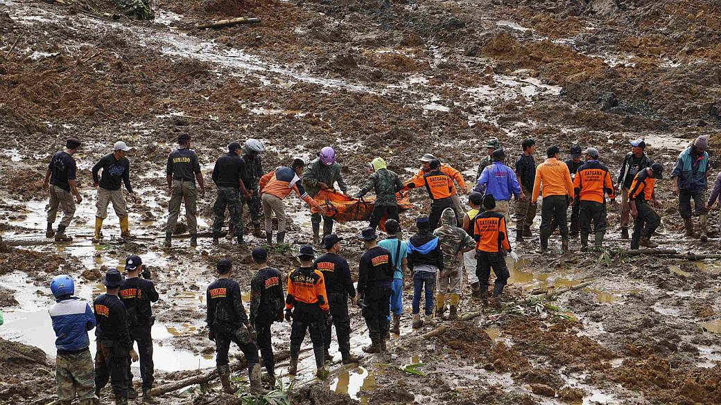 Equipes de resgatem recolhem corpo em meio à vilarejo soterrado na Indonésia