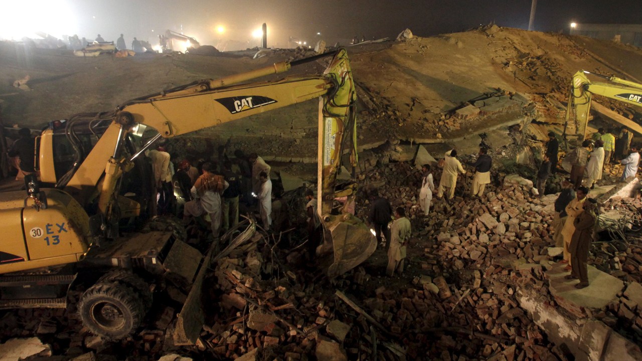 Trabalhadores procuram por sobreviventes após desmoronamento em uma fábrica no Paquistão