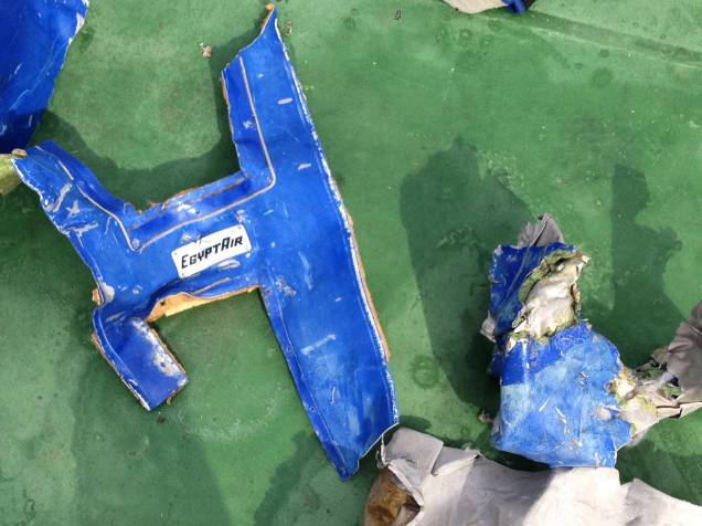 Exército divulga fotos de destroços que podem ser do avião da EgyptAir - 21/05/2016