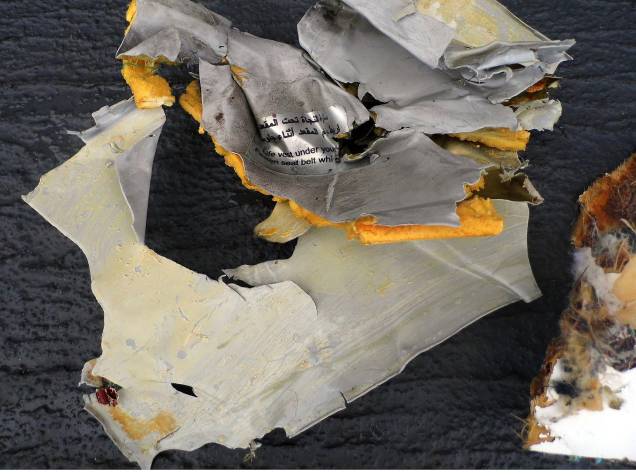 Exército do Egito divulga parte dos destroços recuperados no mar Mediterrâneo e que seria do voo MS804 da EgyptAir- 21/05/2016