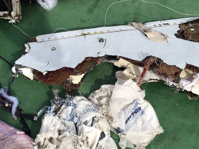 Exército do Egito divulga parte dos destroços recuperados no mar Mediterrâneo e que seria do voo MS804 da EgyptAir- 21/05/2016