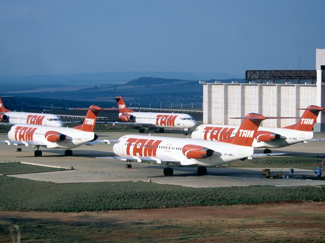 Aeronaves Fokker 100 no pátio da TAM
