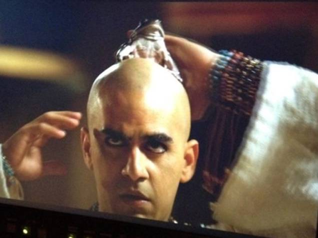 <p>O ator Renato Livera contracena com rã durante as pragas do Egito, em Os Dez Mandamentos</p>