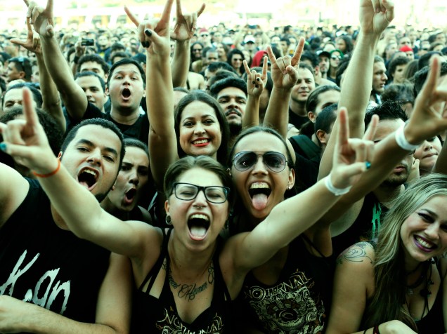 Preto predomina nas roupas da multidão durante o dia do metal, o segundo dia do Rock in Rio 2015