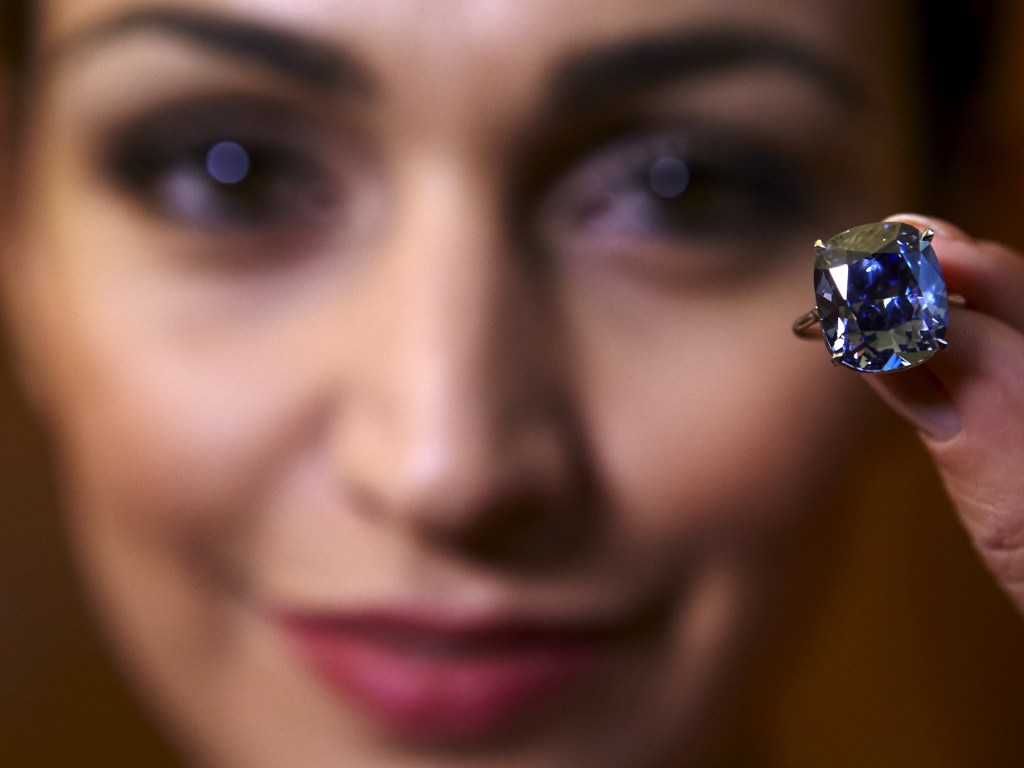 Modelo posa para fotografia com um anel de diamante azul de 12,03 quilates leiloado pela casa de leilões Sotheby, em Genebra, Suíça