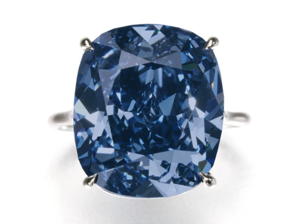 Anel de diamante azul de 12,03 quilates leiloado pela casa de leilões Sotheby, em Genebra, Suíça