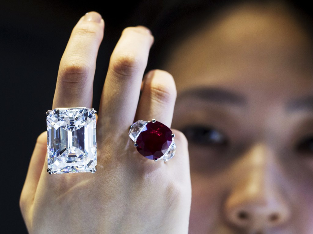 Anéis de diamante em pré-visualização durante leilão na galeria Sotheby, em Hong Kong