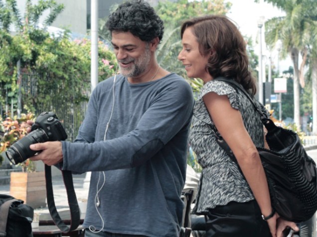 Du Moscovis e Andrea Beltrão em cena de Pequeno Dicionário Amoroso 2