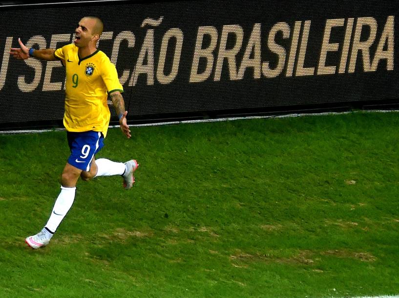 Diego Tardelli comemora gol durante partida entre Brasil e México realizado na Arena do Palmeiras
