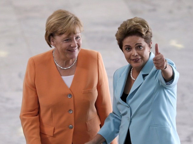 A presidente Dilma Rousseff e a chanceler alemã Angela Merkel em encontro em frente ao Palácio do Planalto, em Brasília
