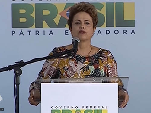 A presidente Dilma Rousseff discursa ao entregar novas unidades habitacionais do 'Minha casa, minha vida', no Rio de Janeiro