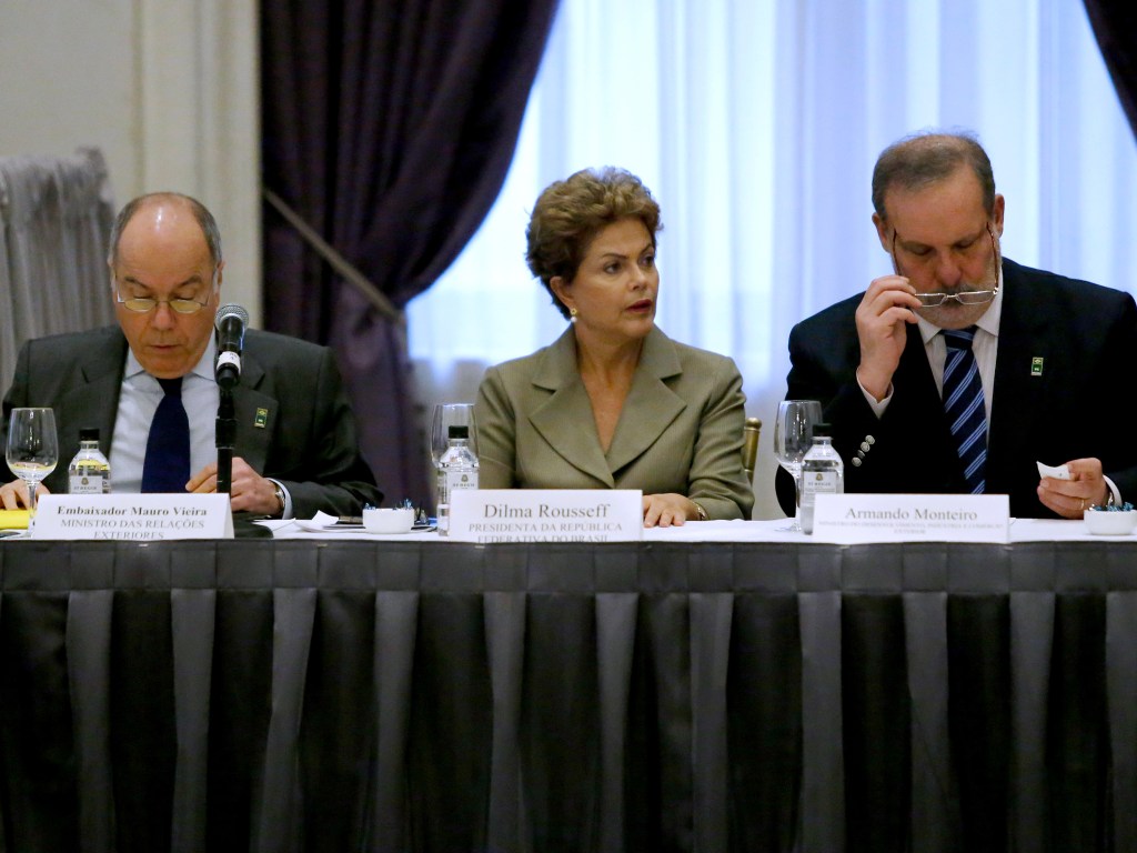 O ministro das Relações Exteriores, Mauro Vieira, a presidente Dilma Rousseff e o ministro do Desenvolvimento, Indústria e Comércio Exterior, Armando Monteiro, durante reunião com empresários brasileiros e investidores norte-americanos no hotel St.Regis, em Nova York