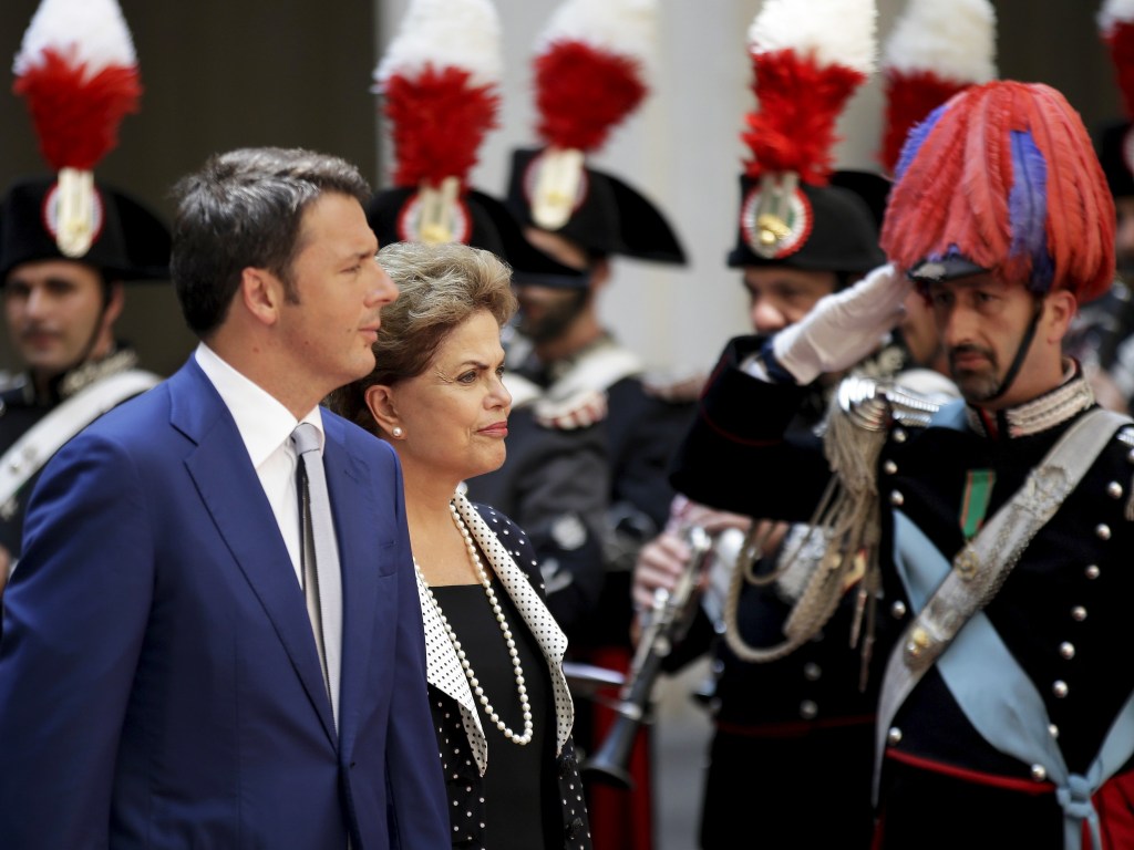 O primeiro-ministro da Itália, Marreo Renzi, e a presidente do Brasil, Dilma Rousseff, no Palazzo Chigi, em Roma, Itália