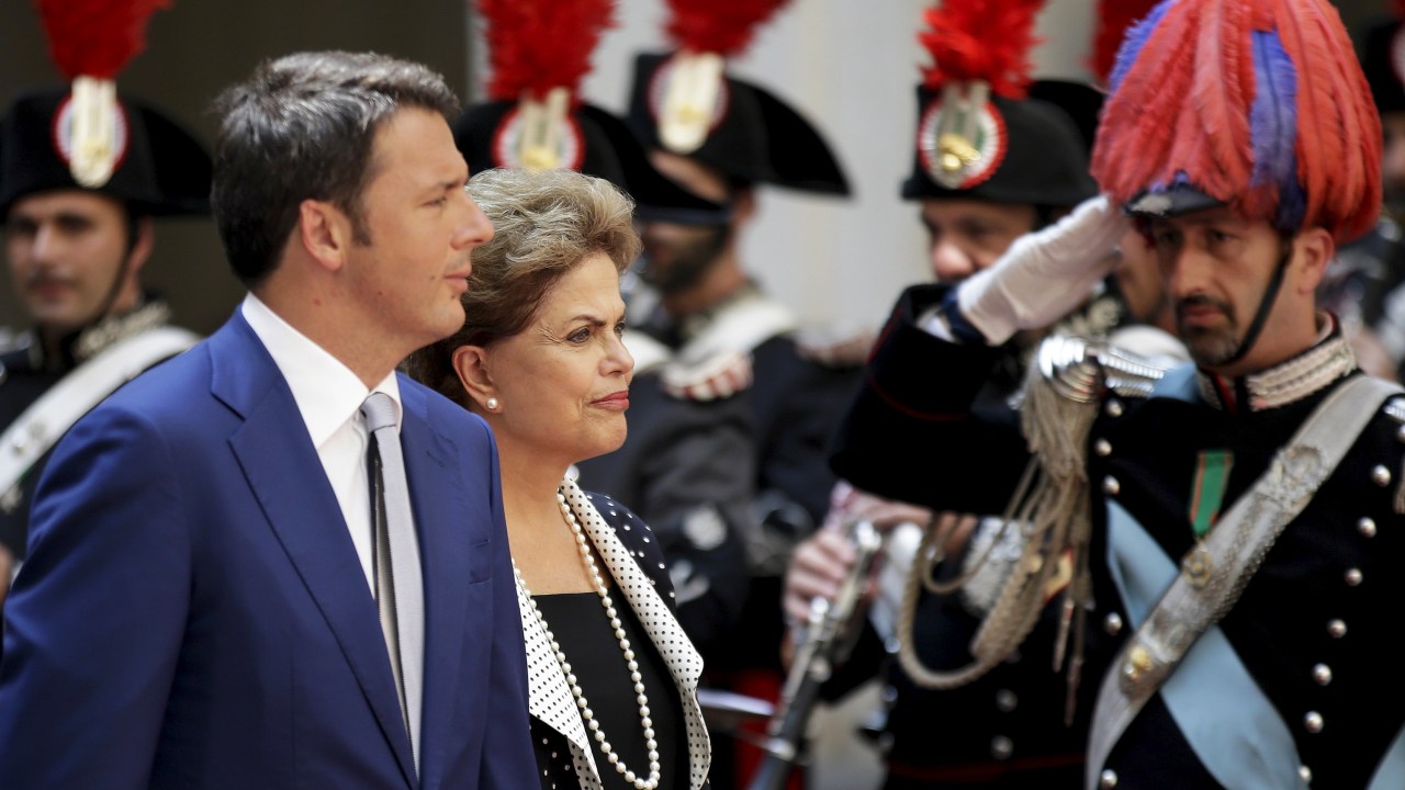 O primeiro-ministro da Itália, Marreo Renzi, e a presidente do Brasil, Dilma Rousseff, no Palazzo Chigi, em Roma, Itália