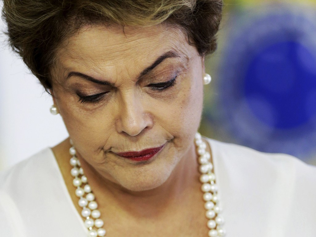 Consultoria acredita que se Dilma não cair no processo de impeachment, seu governo não ganhará a força política necessária para fazer avançar as reformas econômicas que o país precisa para lidar com seu déficit fiscal cada vez maior