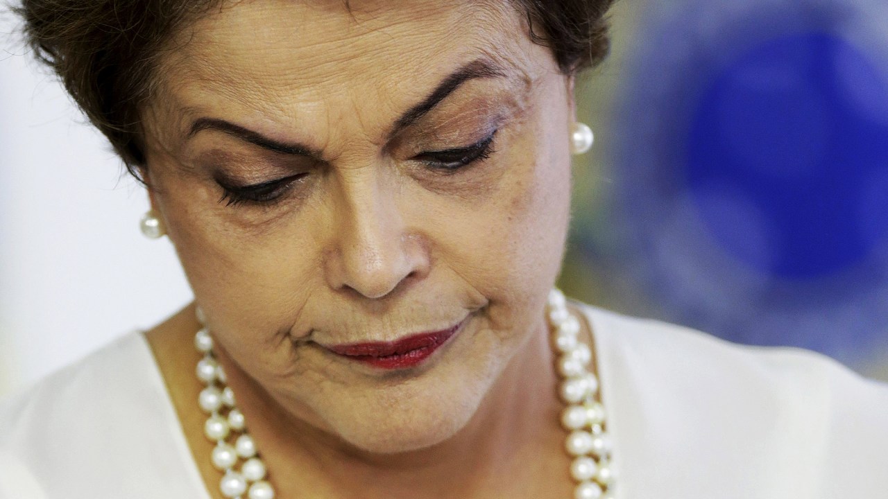 Consultoria acredita que se Dilma não cair no processo de impeachment, seu governo não ganhará a força política necessária para fazer avançar as reformas econômicas que o país precisa para lidar com seu déficit fiscal cada vez maior