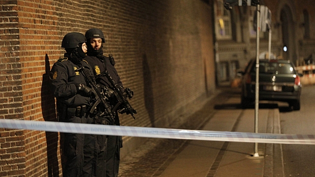 Polícia patrulha rua perto de onde foi registrado o segundo tiroteio em Copenhague