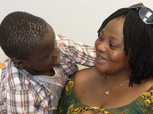 Menino africano achado em mala reencontra a mãe