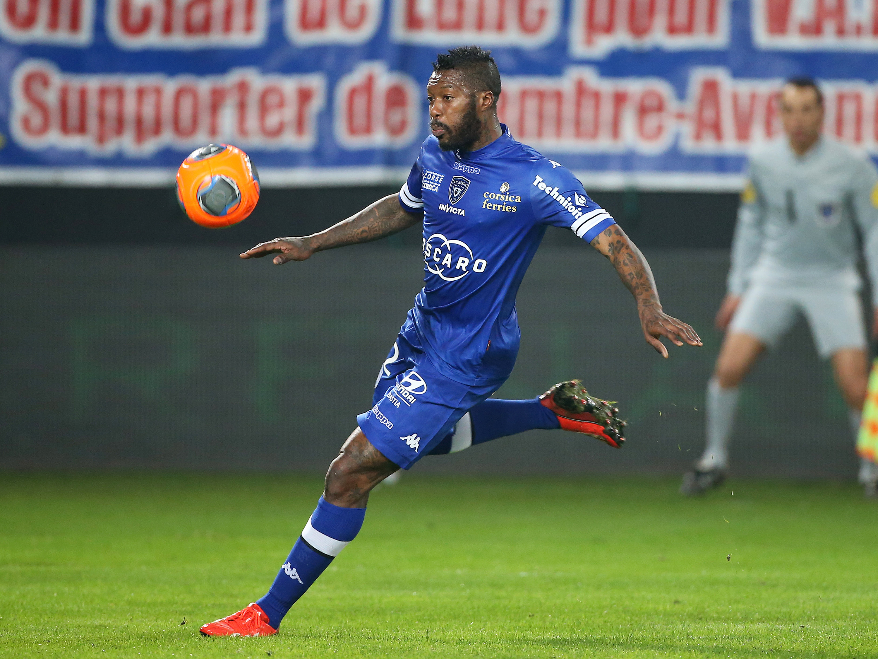 Ex-atacante da seleção francesa Djibril Cissé atuando pelo JS Saint-Pierroise, da Ilha de Reunião, território francês a lesta da Ilha de Madagascar