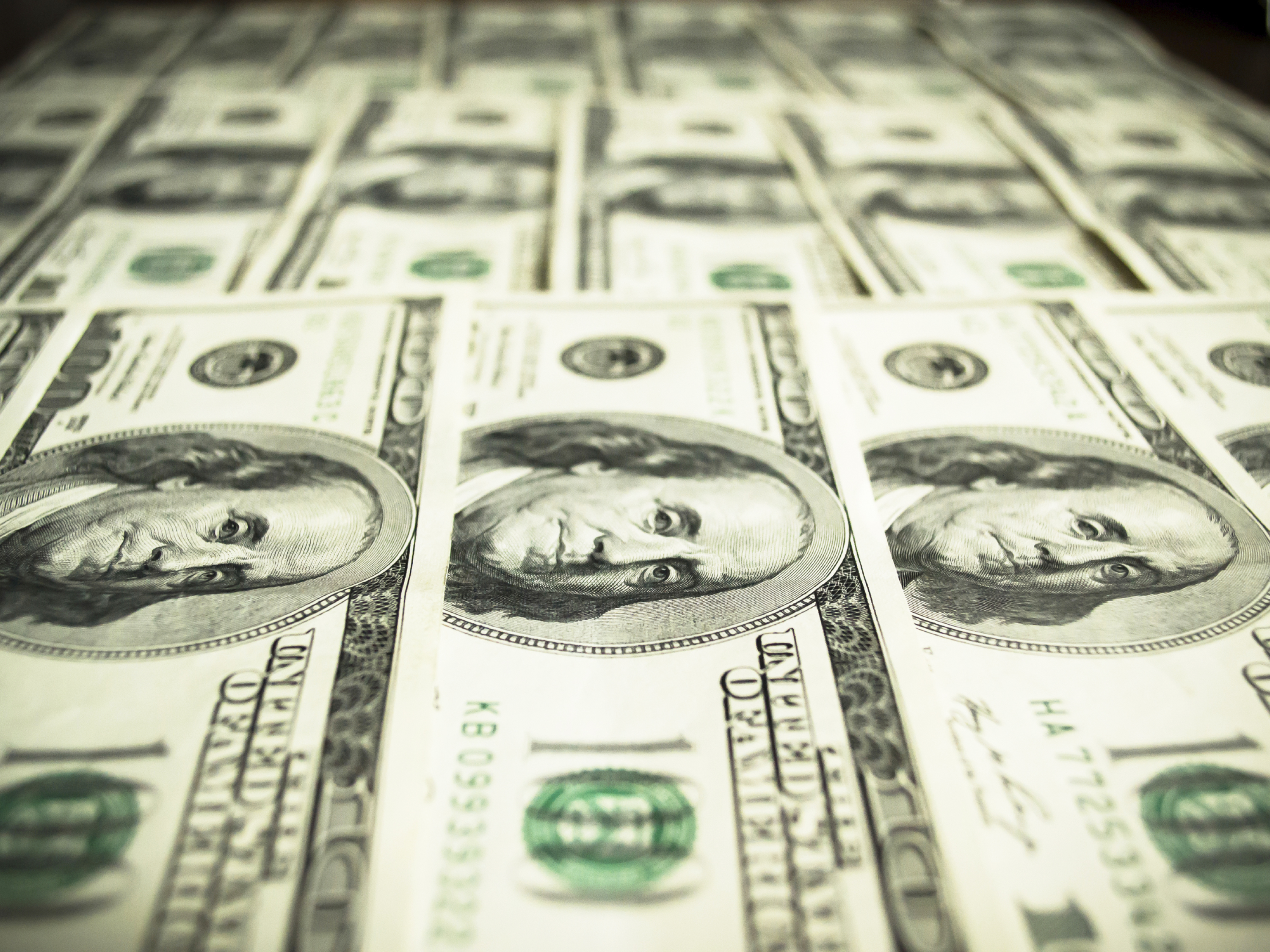 Na quinta-feira, a moeda caiu 2,26% ante o real, a R$ 3,74