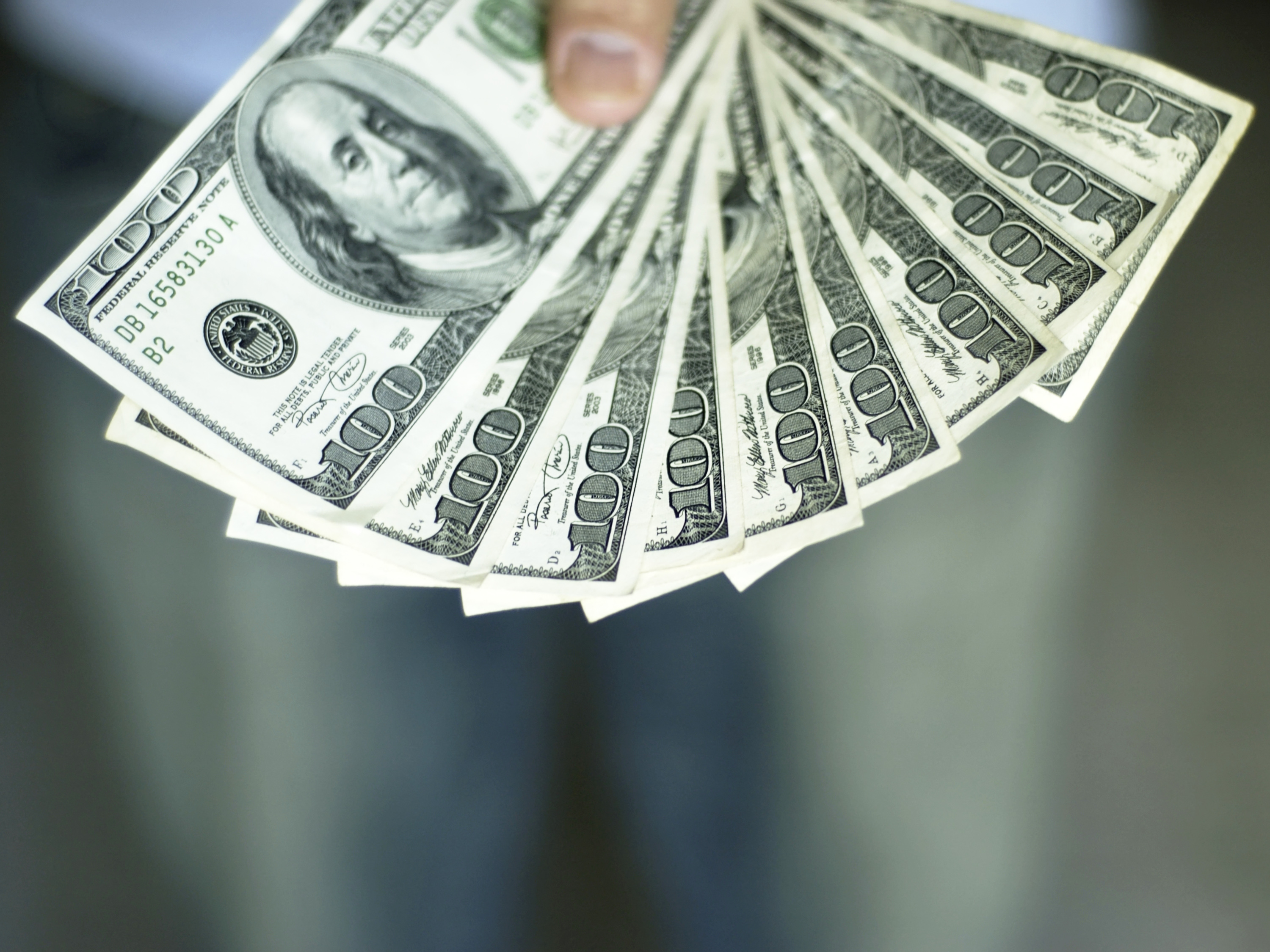 s preços do petróleo voltaram a subir com força nesta sessão, em meio a esperanças de um acordo entre produtores que ajude a enfrentar o excesso global de oferta
