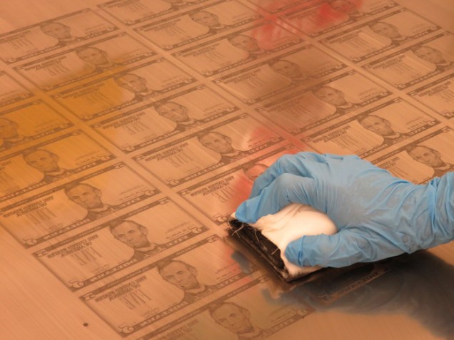 Processo de cromagem da placa que confecciona a nota de cinco dólares
