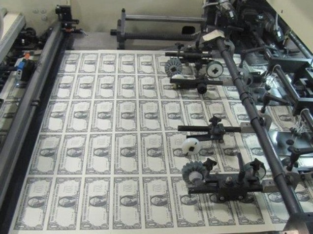 Equipamento de impressão e inspeção, confeccionando notas de um dólar