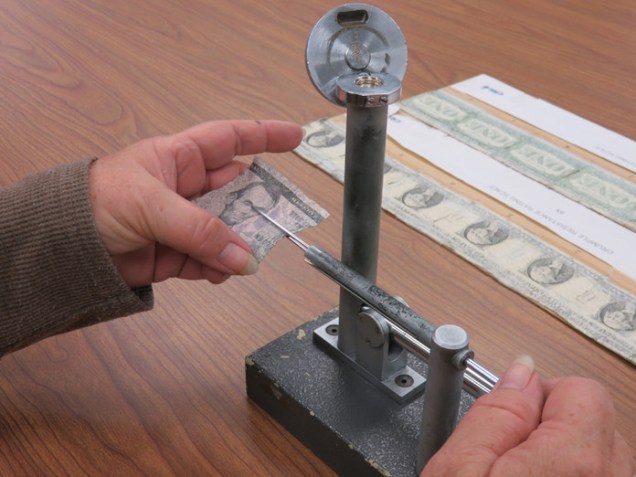 Neste laboratório, a durabilidade da tinta das notas de dólar é inspecionada