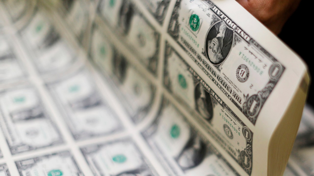 Na quinta-feira, o dólar terminou em alta de 1,25%, a 3,371 na venda, o maior nível desde 2003