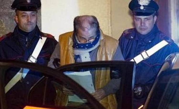 O mafioso Domenico Ferrara é escoltado por policiais