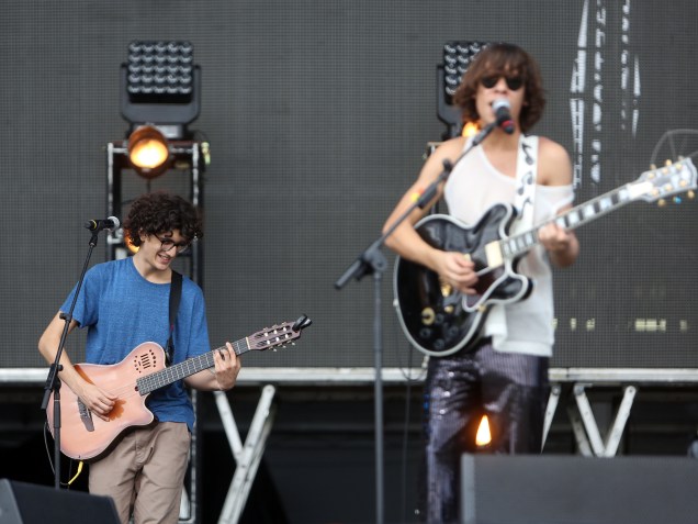 Tom Veloso, filho de Caetano, e sua banda Dônica no primeiro dia do Festival Lollapalooza 2016 que ocorre em São Paulo-SP neste sábado (12) no Autódromo de Interlagos Zona Sul da Capital
